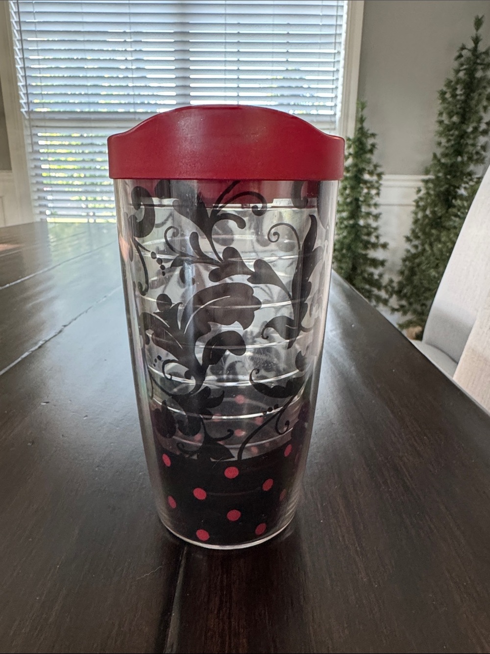 Tervis Tumbler Red and Black Floral Dot with lid. 16oz.